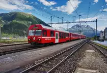 BDt 1754 fährt an der Spitze des R 1964 (Pontresina - Scuol-Tarasp), in den Bahnhof Bever ein. Schublok war Ge 4/4 II 614  Schiers .
Aufgenommen am 21.7.2016.