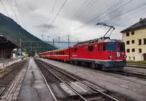 Ge 4/4 II 614  Schiers  hält am Zugschluss des R 1964 (Pontresina - Scuol-Tarasp), im Bahnhof Bever.
Aufgenommen am 21.7.2016.