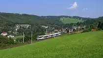 Seit dem Eröffnung der Neubaustrecke von Wien nach Sankt Pölten über Tullnerfeld, schläft die alte Westbahn ihren Dornröschenschlaf. Die Fernverkehr fährt auf der NBS, grossteils im Tunnel, schwere Güterzüge über Tulln, um die Steigungen des Wienerwaldes umzugehen. Über Neulengbach fahren nun die REX Züge Wien West-St. Pölten mit 1144ern, sowie die S50 mit Talenten. Wenig Abwechslung bringen Einsätze der beiden in Wien stationierten Werbe 4024ern. Am 10.09.2016 war der Karrierzug mit der S50 nach Neulengbach unterwegs, und konnte vom  Stadtpanoramahügel  in Eichgraben aufgenommen werden. Auf einen langen, ins Bild passenden Güterzug warten wir leider vergebens. 
