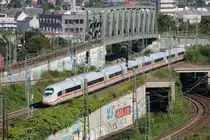 Ob der Triebfahrzeugführer weiß wo er lang muss? 
407 003  bahnt  sich hier als ICE 913 (Köln Hbf - Frankfurt(Main)Hbf) durch das Brücken und Tunnelgewirr hinter dem Bahnhof Köln Messe/Deutz.
Köln Messe/Deutz, 07. September 2016