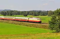 Der AKE Rheingoldzug auf der Fahrt durch den Chiemgau in Richtung Freilassing mit der Lok E10 1309 bei Bernau am Chiemsee am 11.09.16