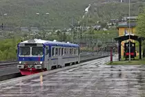 Einfahrt am Morgen des 02.06.2015 von LOKE Y1 1292 bei Regen in den Bahnhof von Narvik.