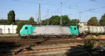 Die Cobra 2834 kommt aus Richtung Montzen/Belgien mit einem Ölzug aus Antwerpen-Petrol(B) nach Heilbronn(D) und fährt in Aachen-West ein. Aufgenommen vom Bahnsteig in Aachen-West. 
Bei Sommerwetter am Nachmittag vom 8.9.2016.