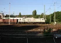 186 345-5  der Euro Cargo Rail fährt mit einem Schrottzug aus Köln-Kalk(D) nach Genk-Goederen(B)  bei der Ausfahrt aus Aachen-West und fährt in Richtung Montzen/Belgien. Aufgenommen vom Bahnsteig in Aachen-West.
Bei Sommerabend am Abend vom 8.9.2016.