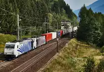 Lokomotion 185 662 und 186 444 donnern bei Penk mit dem Ekol den Tauern hinauf.
Aufgenommen am 11.9.2016.