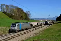 Getreidezug SGAG 96467 aus Ungarn, befördert von der Railpool E 186 143 wurde am 30. März 2014 ebenfalls über Salzburg und München umgeleitet. Bei Straß ergibt sich dieser schöne Blick auf den Gaisberg im Salzburger Land.