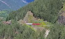 1016 035-8 und 1116 184-3 fahren am 05.09.2016 mit einem Kolhezug von Landeck-Zams kommend die Ostrampe der Arlbergbahn hinauf, am Zugende schiebt die 1116 095-1 nach. Aufahme Endstand zwischen Strengen und Pians.