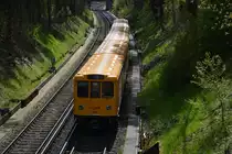 Diese U-Bahn vom Typ A3L71 mit der Nummer  771  fährt am 29.04.2016 auf der Linie U3 zur Krumme Lanke.
