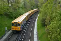 Diese U-Bahn vom Typ A3L92 mit der Nummer  571  fährt am 29.04.2016 auf der Linie U3 zum Nollendorfplatz.
