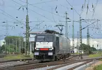 Mit frisch eingefetteten Puffern rangierte 189 098 in Köln Gremerg.

Köln 29.07.2016 