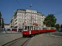 Anl�sslich des Tramwaytages 2016 am 10.09.2016 waren zahlreiche historische Fahrzeuge im Einsatz. Auf dem Weg nach Wienerfeld West biegt Triebwagen 4101 (Typ M) der Wiener Linien mit den Beiwagen 3965 und 3964 (Typ k5) vom Schubertring in den Schwarzenbergplatz ein.