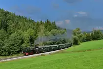 70 083 mit einem Sonderzug am 11.09.2016 bei Ruhmannsfelden. 