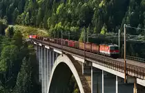 1144 059-3, 1116 088-6 und 1144 202-9 am Zugschluss, fahren auf der Pfaffenberg-Zwenberg-Brücke mit einem Güterzug den Tauern hinauf.
Aufgenommen am 11.9.2016, bei Penk.
