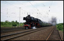 41360 brachte am 25.5.1997 einen stilechten Schnellzug der sechziger Jahre hier bei Porta Westfalica nach Löhne.