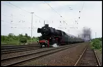 41360 brachte am 25.5.1997 einen stilechten Schnellzug der sechziger Jahre hier bei Porta Westfalica nach Löhne.
