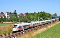 ICE 1589 von Berlin Hbf (tief) über Leipzig Hbf nach München Hbf, bei Zschortau am 31.08.2016.
