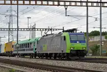 Re 485 016-0 durchfährt den Bahnhof Pratteln. Die Aufnahme stammt vom 05.09.2016.