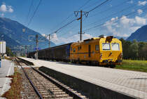 Hier noch ein Nachschuss des Güterzugs, mit dem Gleisvormesstriebwagen X 651 007 (EM-SAT 120) am Zugschluss.
Zuglok war 1144 090-8.
Aufgenommen am 14.9.2016, im Bahnhof Greifenburg-Weißenssee.