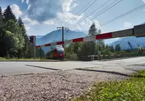 Jetzt heißt es warten... Ein 4024 auf der Fahrt nach Lienz, nähert sich dem Bahnübergang.
Aufgenommen am 12.9.2016, bei der Haltestelle Berg im Drautal.