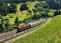 Re 4/4 II 11159 ist mit dem IR 2324 (Locarno - Basel SBB), kurz nach dem Wattinger Kehrtunnel talwärts unterwegs.
Aufgenommen am 19.7.2016.