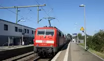Ein Nachschuss von der 111 127-7 DB schiebt den RE4 aus Aachen-Hbf nach Dortmund-Hbf und kommt aus Richtung Aachen-Hbf,Aachen-Schanz,Aachen-West,Laurensberg,Richterich,Kohlscheid,Herzogenrath,Palenberg,Zweibrüggen,Frelenberg,Geilenkirchen,Süggerrath,Lindern,Brachelen,Hückelhoven-Baal,Baal und hält in Erkelenz und fährt dann weiter in Richtung Herrath,Beckrath,Wickrath,Rheydt-Hbf,Mönchengladbach-Hbf.
Aufgenommen vom Bahnsteig 2 in Erkelenz.
Bei Sommerwetter am Nachmittag vom 10.9.2016.