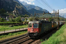 SBB: Re 10/10 (620 087-7 und Re 4/4 II 11320) bei Giornico vor der Kulisse der Kirche Santa Maria di Castello aus dem 12. Jahrhundert am 13. September 2016.
Foto: Walter Ruetsch 