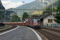 SBB: Eine Re 10/10 mit HOLCIM-Kieswagen bei der Bahnhofsdurchfahrt Faido am 13. September 2016. An der Zugsspitze eingereiht war die Re 4/4 II 11260.
Foto: Walter Ruetsch