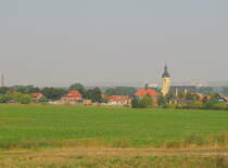 Blick auf das Lauchaer Bahnhofgelände mit dem ehemaligen Empfangsgebäude und dem Zugang zum Bahnsteig. Im Dunst ist sogar die Unstruttalbrücke bei Karsdorf erkennbar; 10.09.2016