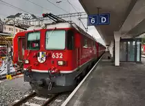 Ge 4/4 II 632  Zizers  steht mit dem RE 1351 (Landquart - Klosters Platz - Zernez - St. Moritz), im Bahnhof St. Moritz.
Aufgenommen am 21.7.2016.