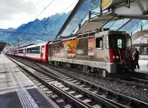 Ge 4/4 II 620  100 Bever - Scuol  steht mit dem GEX 903 (St. Moritz - Zermatt), im Bahnhof St. Moritz.
Aufgenommen am 21.7.2016.