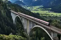 Eine 1144 ist mit dem IC 592 (Salzburg Hbf - Klagenfurt Hbf) auf der Falkensteinbrücke talwärts unterwegs.
Aufgenommen am 18.9.2016.