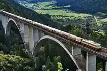 Blick hinunter auf die Falkensteinbrücke, diese gerade die E10 1309 mit dem AKE-Rheingold überquert. Unterwegs war der Zug von Pörtschach am Wörthersee nach Leverkusen-Schlebusch.
Schublok war 151 074-2 von Lokomotion.

Aufgenommen am 18.9.2016.
