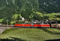 DB 185 139-3 und 185 124-5 fahren donnern oberhalb der Ortschaft Wassen mit einem Mischer den Gotthard hinauf.
Aufgenommen am 19.7.2016.