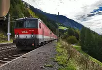 Hier noch ein Nachschuss der Vierfach Traktion mit 1144 204-5 am Zugschluss.
Aufgenommen am 18.9.2016 bei der Durchfahrt durch die Haltestelle Oberfalkenstein.