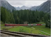Der Albula Schnellzug RE 1145 Chur - St.Moritz führt nicht nur die Stammkopossition von vier  B  einem  D  und zwei  A , sondern auch noch die GEX Wagengruppen des Glacier Expresse 900 von Zermatt. 
So hatten die beiden RhB Ge 4/4 I 603 und 602 mit ihren dreizehn Wagen Anhängelast reichlich zu tun.
Bei Bergün Bravuogn, den 11. September 2016