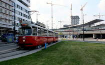 Wien Wiener Linien SL D (E2 4006 + c5 1406) X, Favoriten, Alfred-Adler-Straße (Endstation) am 27. Juli 2016. - Im Hintergrund ist ein Teil des Hauptbahnhofes zu sehen.