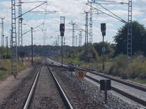 Die Durchfahrvorsignale von Prenzlau,aufgekommen von einem Bahnübergang,am 19.August 2016.