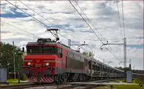 SŽ 363-025 zieht Autozug durch Pragersko Richtung Norden. /20.9.2016