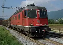 SBB: Die Re 6/6 11610  Spreitenbach  porträtiert mit der neuen Nummer 620 010-9 im Berner-Jura am 22. September 2016.
Foto: Walter Ruetsch