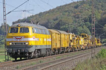 Wiebe 216 012-8 am 21.09.2016  12:16 mit einem Bauzug nördlich von Salzderhelden am BÜ75,1 in Richtung Göttingen