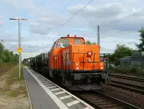 BBL Logistik 214 028-3 (V100 West modernisiert) mit drei Schotterwagen in Maintal Ost
am 22.09.16 