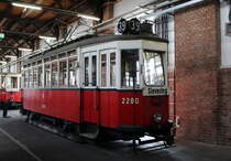 Wien Wiener Stadtwerke-Verkehrsbetriebe H2 2280 als Museumstriebwagen in der  Remise , dem Verkehrsmuseum im ehemaligen Straßenbahnbetriebsbahnhof Erdberg, am 27. Juli 2016. - Der Tw H1 2154, der 1910 von der Grazer Waggonfabrik hergestellt wurde, baute man 1950 in H2 2154 um. In Verbindung mit einer Überholung in der Waggonfabrik Gräf & Stift wurde der H2 2154 im Jahre 1963 in H2 2280 umnumeriert.