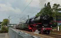 Nach dem Wasser fassen in Königswinter ging es dann weiter gen Koblenz. Hier dampft sie gerade aus dem Bahnhof Königswinter und wird in wenigen hundert Metern aufs normale Richtungsgleis wechseln.

Königswinter 17.09.2016