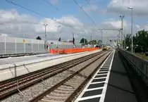 Der Bahnhof Eltersdorf, wie er sich im Bauzustand seit dem 15.08.2016 präsentiert: Mittig der Bahnsteig zwischen den zukünftigen und momentan nicht befahrenen S-Bahn-Gleisen, links und rechts an den außen liegenden Fernbahngleisen die provisorischen Bahnsteige, die bis zum (zur Zeit in den Sternen stehenden) Abschluss des viergleisigen Ausbaus zwischen Eltersdorf und Fürth in Betrieb bleiben werden (06.09.2016).