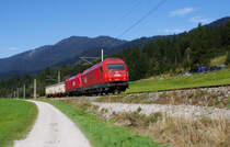 Grenzlast! Wohl nicht, denn die zwei Wägelchen machen ÖBB 2016 041 und ÖBB 1016 004 wohl keine Mühe, obwohl es hier kurz vor dem Bahnhof Klais steil bergauf ging. Meist kam der Güterzug Vils Tirol nach Hall in Tirol zur fast gleichen Zeit, bis auf einen Tag. Drei mal war Klais als Kreuzungshalt geplant, einmal Kaltenbrunn. An einen Tag kam der Zug später, da waren wir schon nach Oberschleißheim unterwegs. Am Montag waren es auch zwei Wagen, dann vier Wagen. Einen Tag hingen 10 Wagen am Haken und am 16.09.2016 wieder zwei. Bahnstrecke 5504 München-Mittenwald Grenze bei Klais.