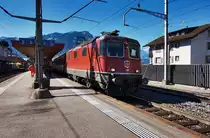 Re 4/4 II 11196 hält mit dem IR 2316, auf der Fahrt von Chiasso nach Basel SBB, im Bahnhof Schwyz.
Aufgenommen am 19.7.2016.