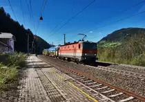 1144 042-9 durchfährt mit der Schotterbewirtschaftungsmaschine BDS 2000 und Stopfexpress 09-3X Dynamic der bbw, den Bahnhof Loifarn.
Aufgenommen am 25.9.2016.