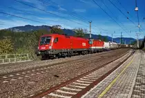 1016 042-4 und 1144 089-0 donnern im Bahnhof Loifarn, mit einem Güterzug den Tauern hinauf.
Aufgenommen am 25.9.2016.