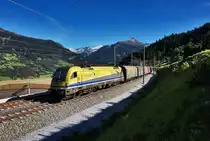 Nachschuss eines Güterzugs in Richtung Villach, mit CargoServ 1216 932-4 am Zugschluss.
Zugloks waren SLB 1216 940-7 und CargoServ 1216 930-6.
Aufgenommen am 25.9.2016 bei der Durchfahrt durch den ehemaligen Bahnhof Angertal.
