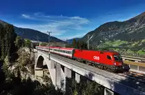 1016 018-4 überquert mit dem EC 113 (Frankfurt (Main) Hbf - Klagenfurt Hbf/ - Zagreb Glavni kol.), die neue Angerschluchtbrücke.
Aufgenommen am 25.9.2016.